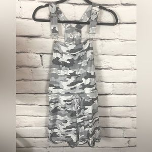 Eye candy white/gray camo romper with pocket size:L